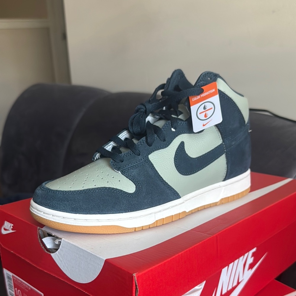 Nike Men’s' Navy high top dunks